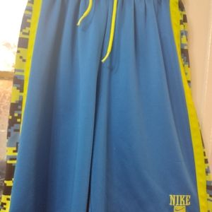 Nike shorts boys Large